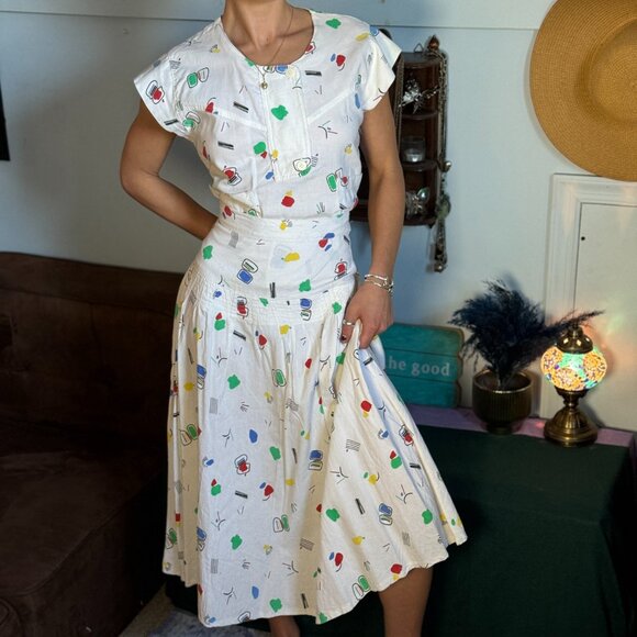Vintage Dresses & Skirts - Vintage 1950s Top & Skirt Set Patterned All Over Print 2-Piece Set In White